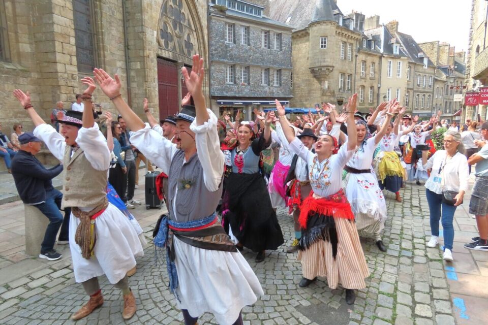 Pourquoi participer au festival Du son dans les z’oreilles au Folgoët : trois raisons convaincantes découvrez 3 bonnes raisons de ne pas manquer le festival du son : événements inédits, artistes passionnés et immersion totale dans l'univers musical. vivez une expérience sonore unique !