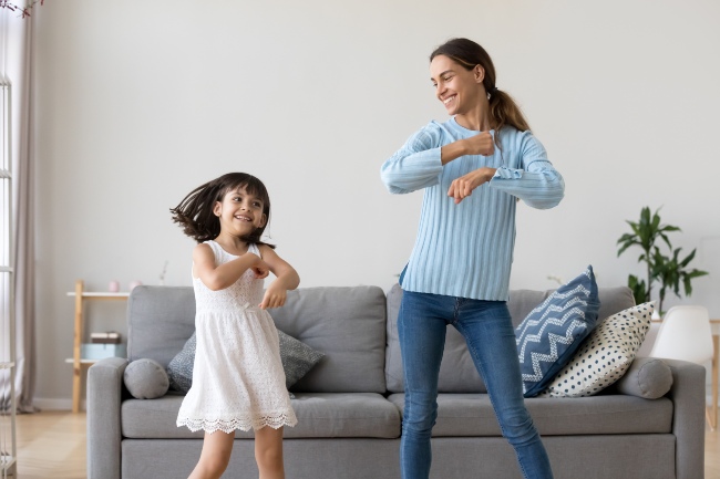 Jeux à domicile : 5 raisons convaincantes de rester chez vous ce week-end découvrez nos idées et conseils pour organiser des jeux chez soi, que ce soit en famille ou entre amis. amusez-vous à la maison avec des activités ludiques et originales adaptées à tous les âges.