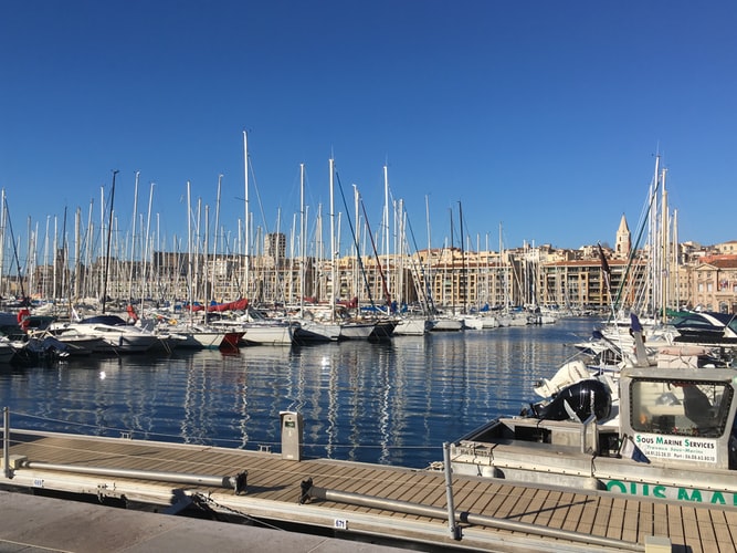 cinq raisons incontournables de visiter Marseille cet été découvrez marseille cet été : explorez ses plages ensoleillées, ses quartiers pittoresques, et savourez la délicieuse cuisine locale. profitez d'activités estivales uniques et laissez-vous séduire par le charme de la cité phocéenne.