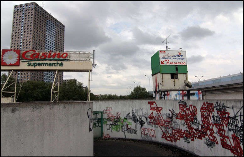 découvrez les raisons pour lesquelles les mausolées deviennent des toiles pour le graffiti : enjeux artistiques, symboliques et sociaux derrière ces œuvres uniques.