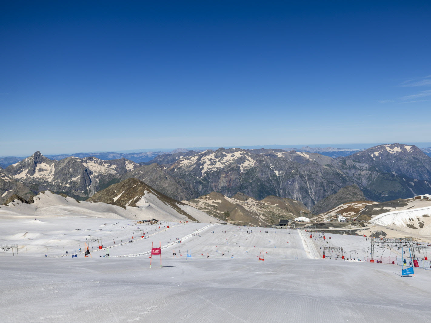 découvrez 7 raisons incontournables de vivre la magie des stations des alpes cet hiver, entre paysages enneigés, activités en plein air et ambiance chaleureuse.