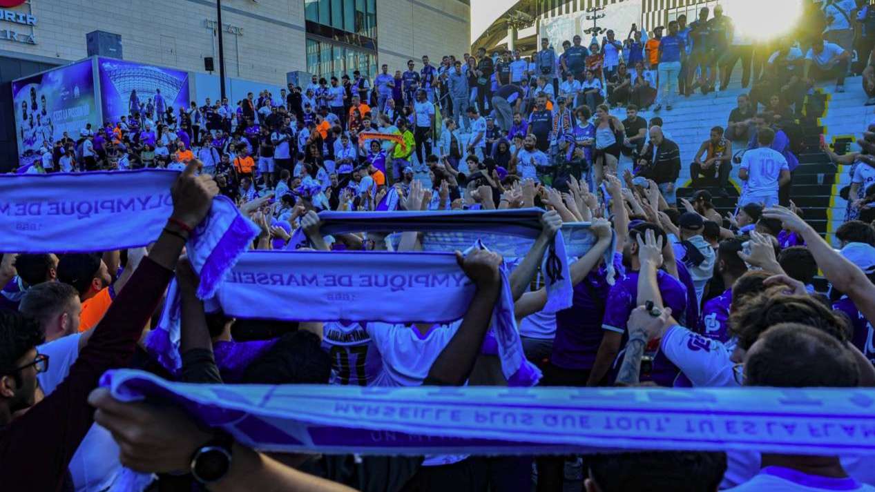 découvrez comment l'ajax a réussi à terminer un match suspendu en collaboration avec un supporter, un événement exceptionnel dans le monde du football.