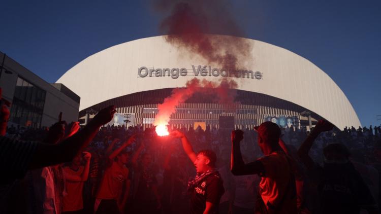 ajax termine un match suspendu dans une ambiance tendue impliquant un supporter, revivez les moments clés de cette rencontre exceptionnelle.