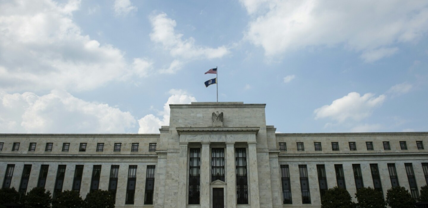 découvrez pourquoi il faut rester prudent malgré l'optimisme suscité par la baisse des taux d'intérêt et comment cela impacte vos décisions financières.