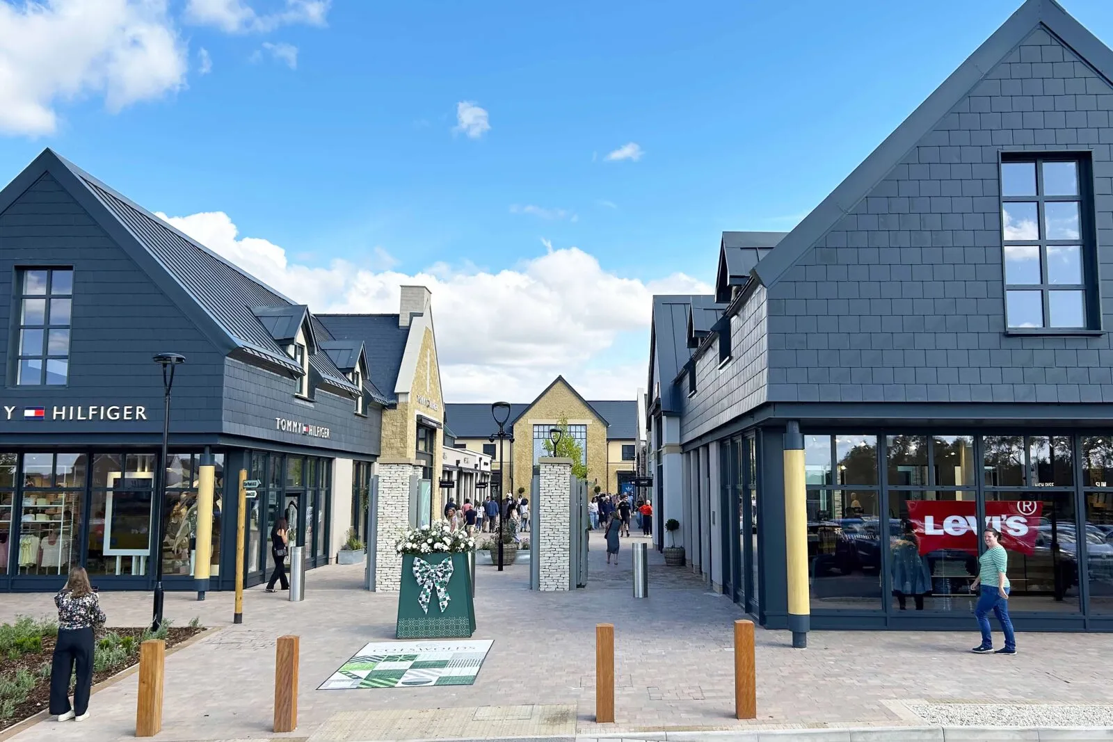 découvrez cotswolds designer outlet, un paradis du shopping avec des marques de luxe, des offres exclusives et une expérience unique au cœur des magnifiques cotswolds.