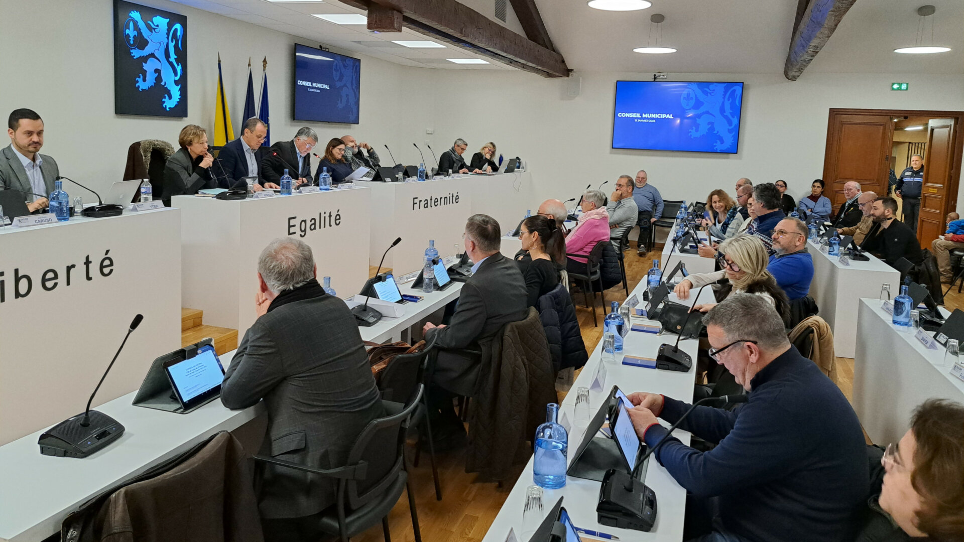 découvrez la controverse autour des subventions accordées pour la construction et la rénovation des stades, entre enjeux financiers, impacts sociaux et débats politiques.