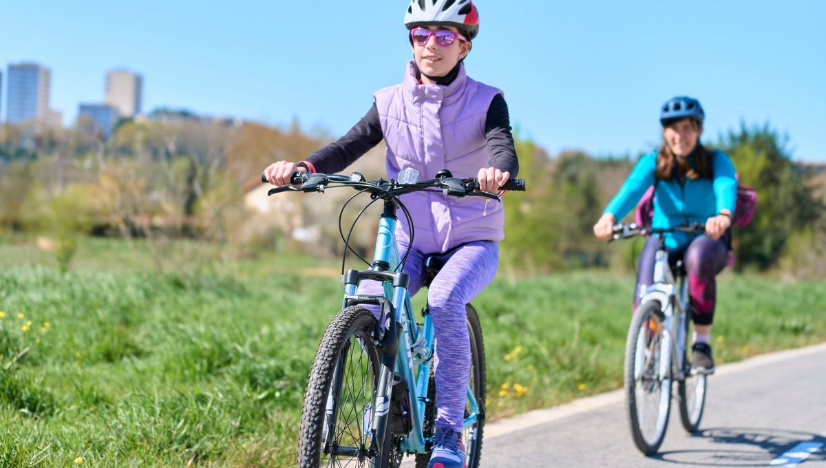 découvrez le plaisir de rouler ensemble à vélo tout-terrain, une expérience conviviale pour explorer les sentiers nature en groupe.